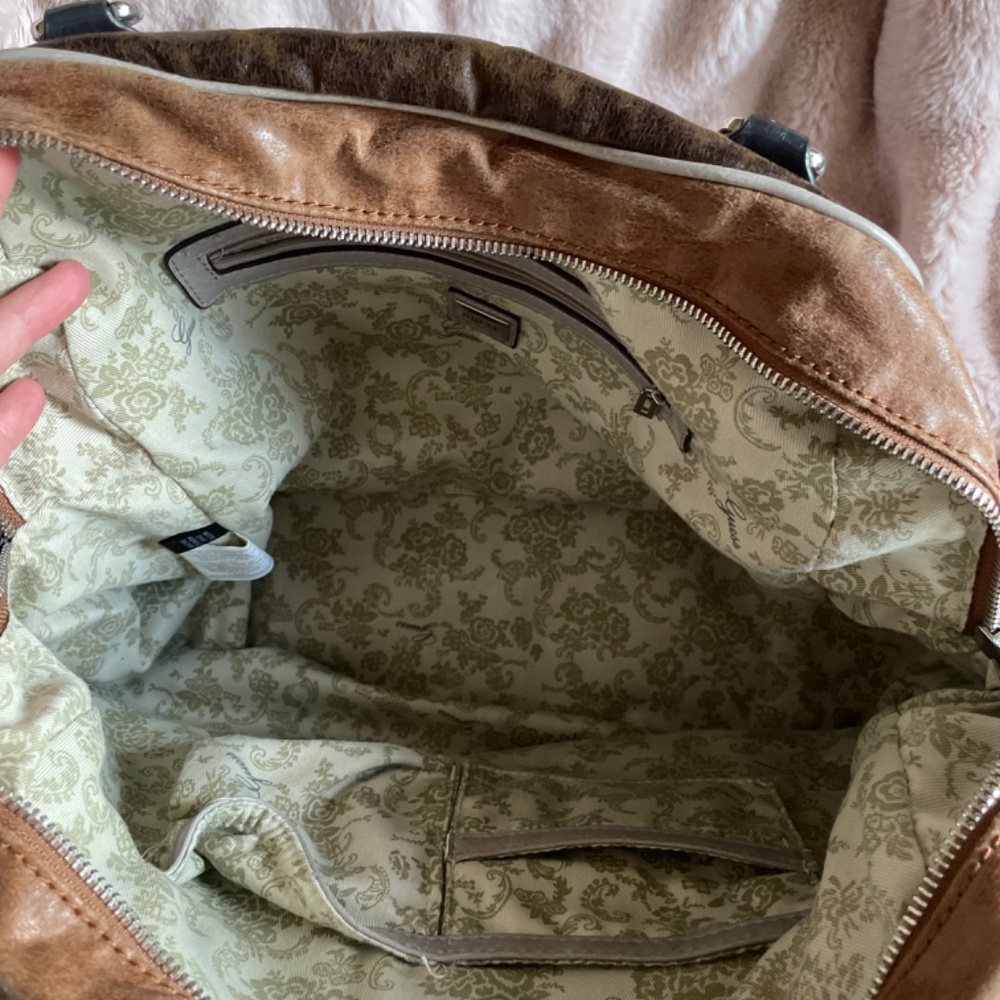 Guess Handbag. - Picture 7 of 8